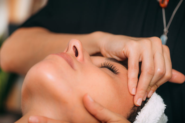 Massaggio facciale: antirughe e rilassante. Tutti i benefici per il viso
