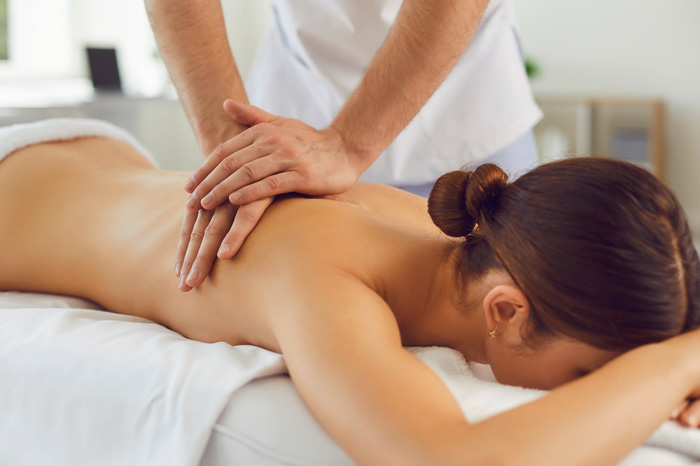 Massaggio decontratturante: cos'è, come si fa e benefici
